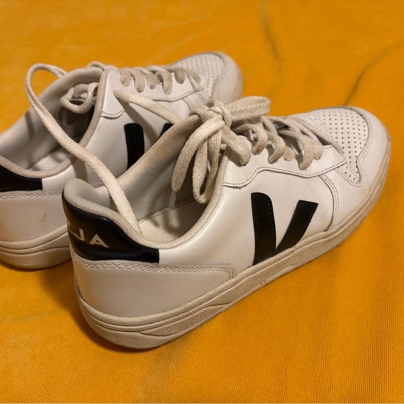 Veja Women’s v-10 sneakers - Picture 3 of 5